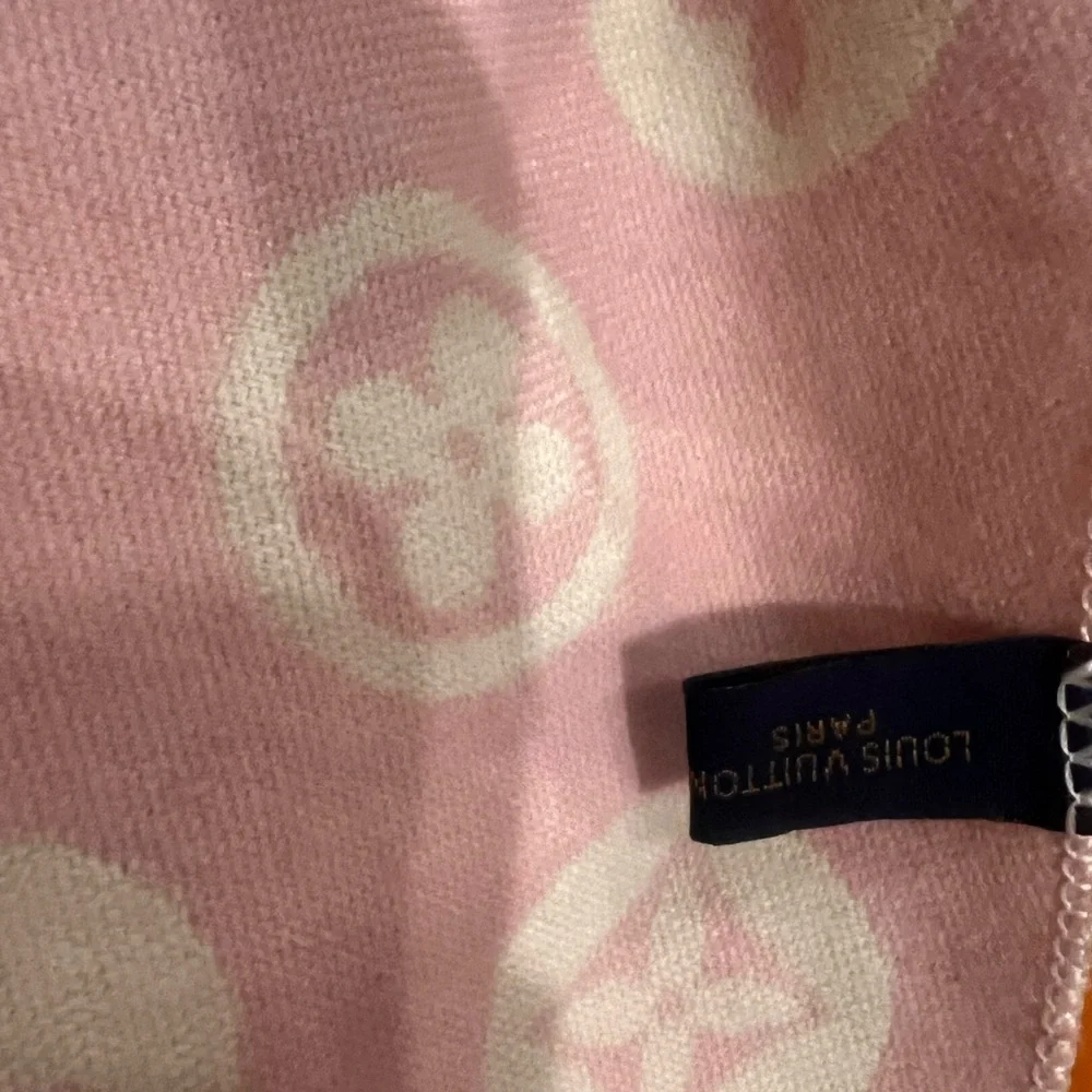Beautiful New Louis Vuitton Pink & Blue with gray and Cream Large shaw - Picture 4 of 17
